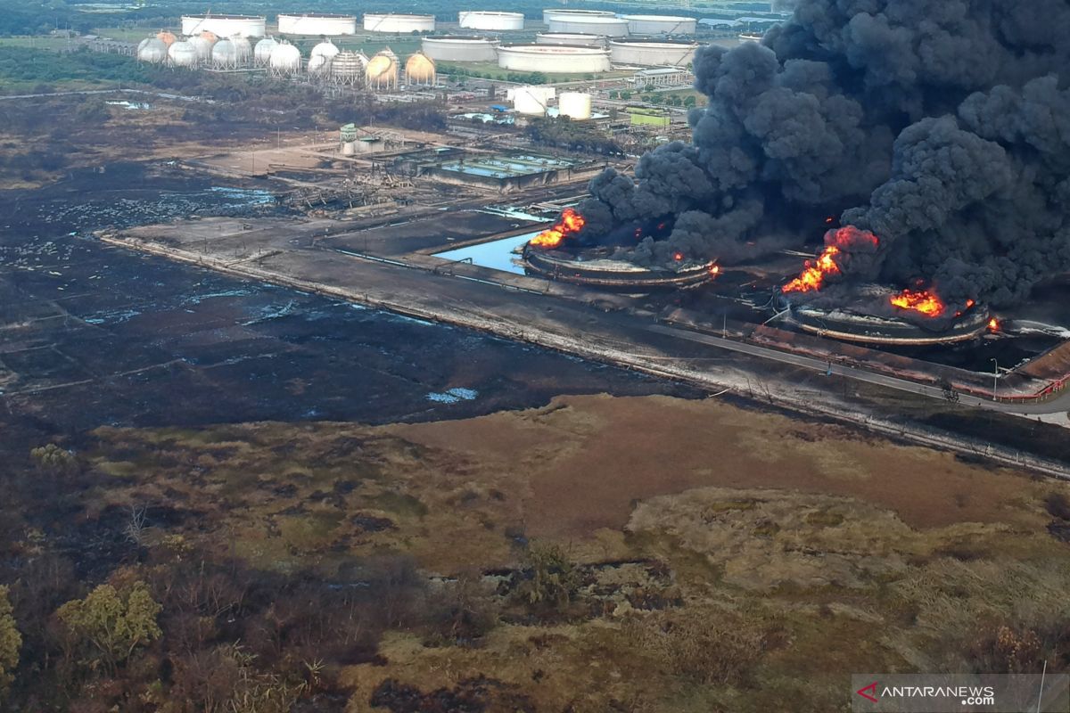 Pertamina gunakan air laut padamkan api di Kilang Balongan