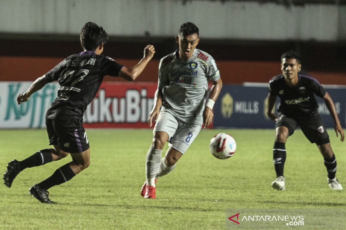 Gelandang Persib Abdul Aziz nikmati program latihan mandiri