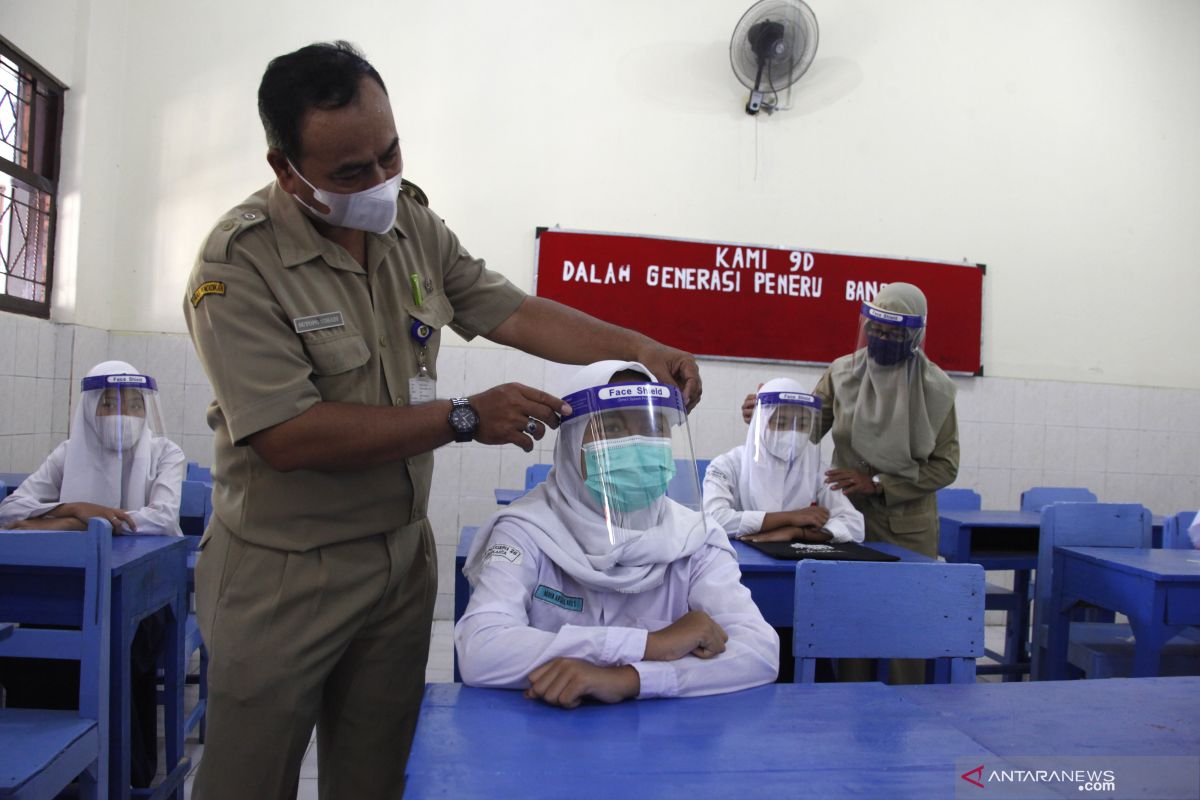 Ganjar minta kepala daerah awasi pembelajaran tatap muka sesuai prokes