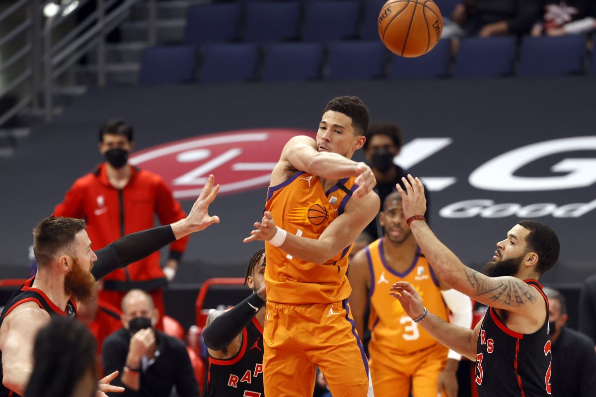 Devin Booker pimpin Suns raih kemenangan atas Charlotte 101-97  lewat overtime