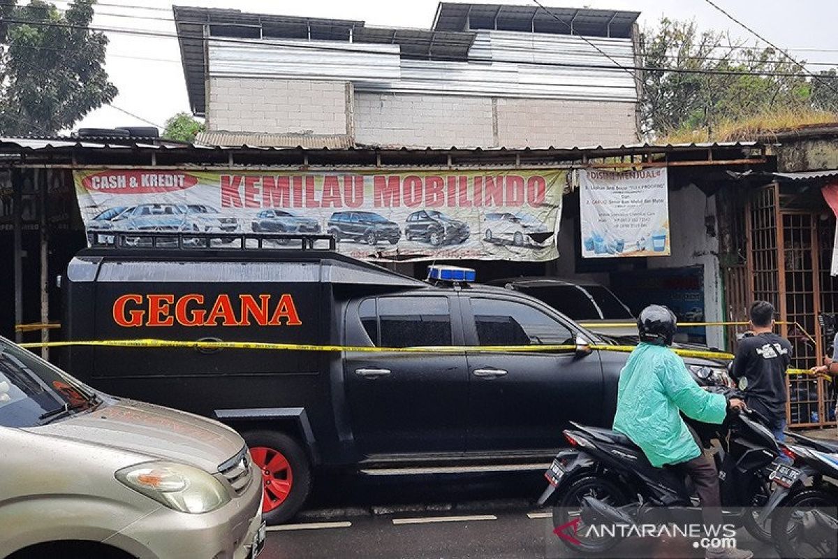 Polisi amankan lokasi penangkapan dua terduga teroris di Condet, Jakarta Timur