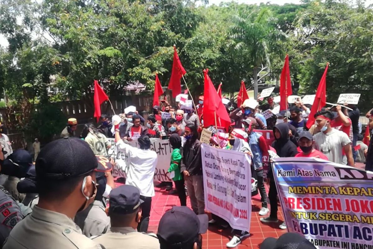 Massa demo gedung DPRK Aceh Utara tuntut pencabutan peraturan bupati