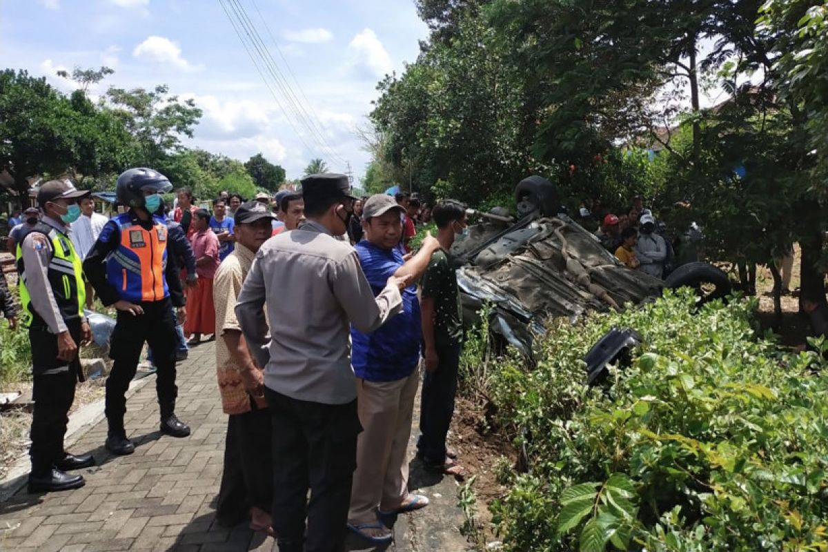 Mobil tertabrak kereta di Malang, satu anak tewas