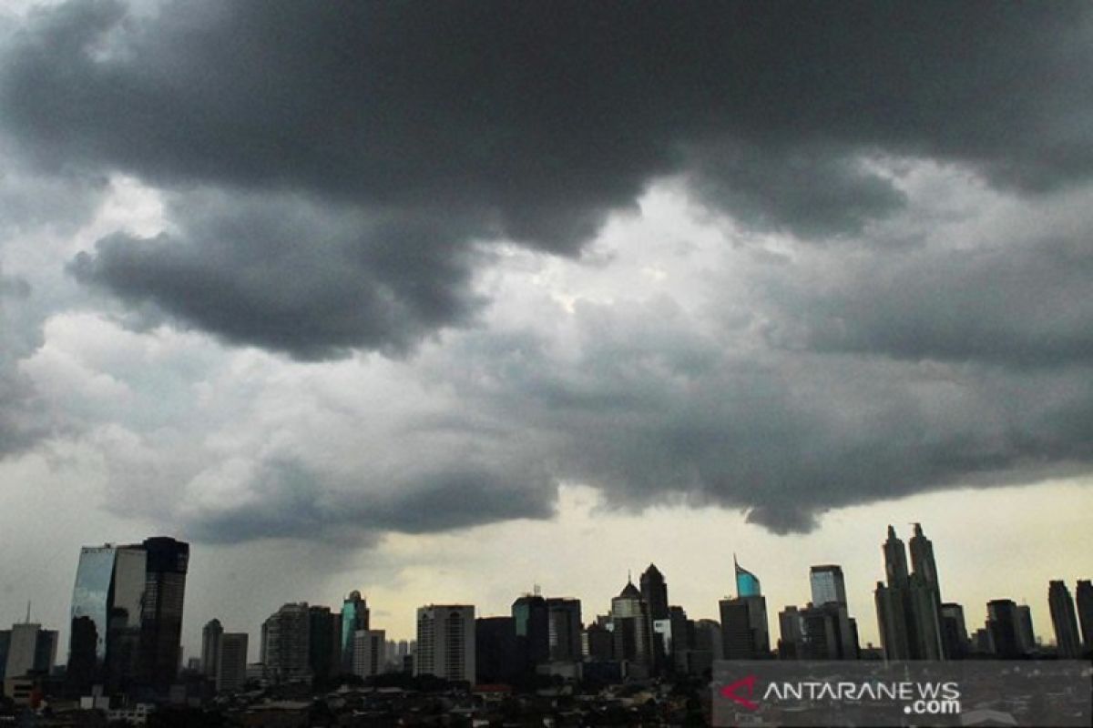 Hujan ringan guyur Jakarta siang ini