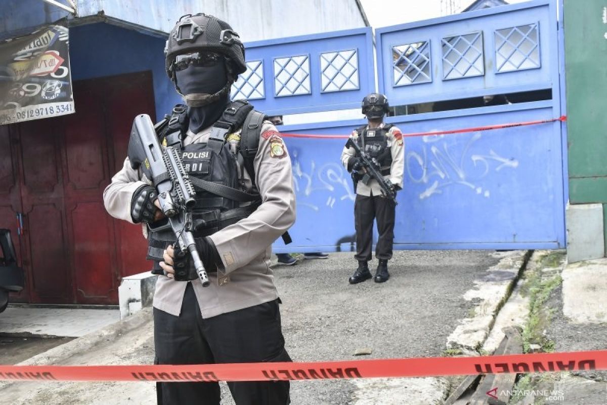 Polisi terpaksa musnahkan bahan peledak di rumah terduga teroris Bekasi