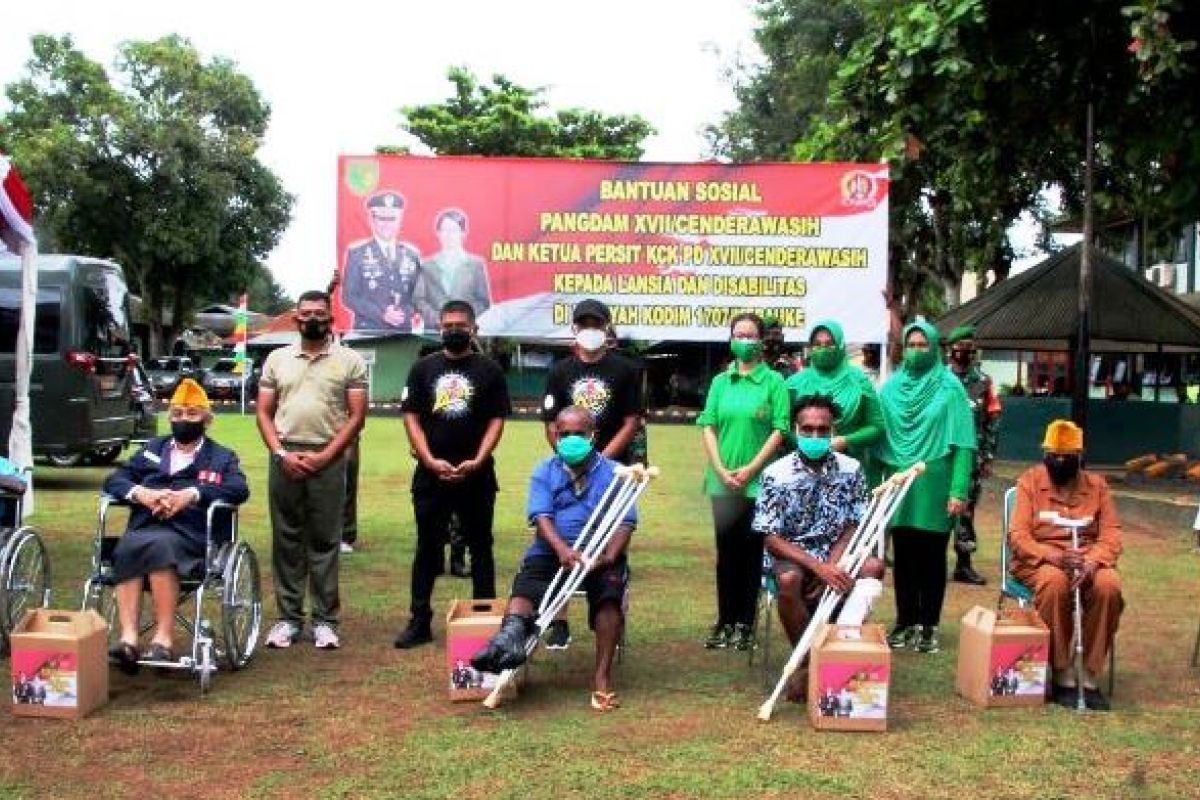 Pangdam XVII/Cenderawasih beri bantuan kursi roda di Kodim Merauke