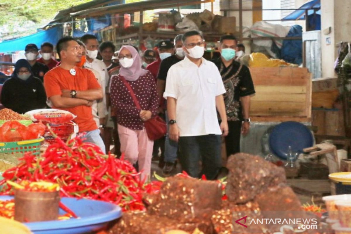 Wali Kota Kendari meminta masyarakat tak panik soal stok pangan Ramadhan