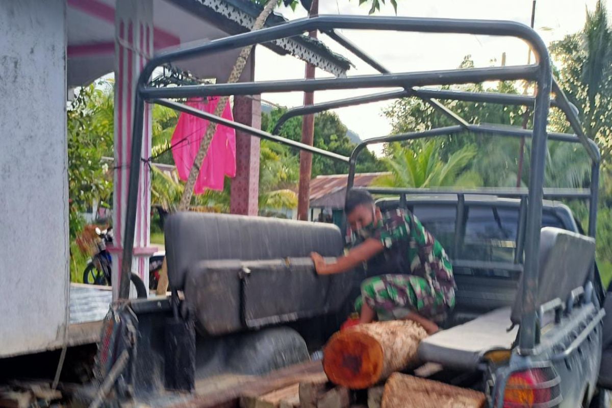 Tolong warga ,Satgas TMMD 110  Kodim Putussibau angkutkan kayu