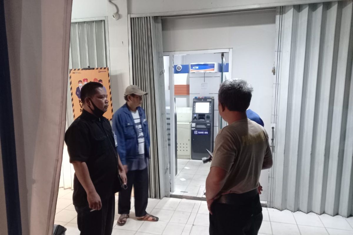 Perampok bersenjata api gondol Rp300 juta saat petugas mengisi ATM