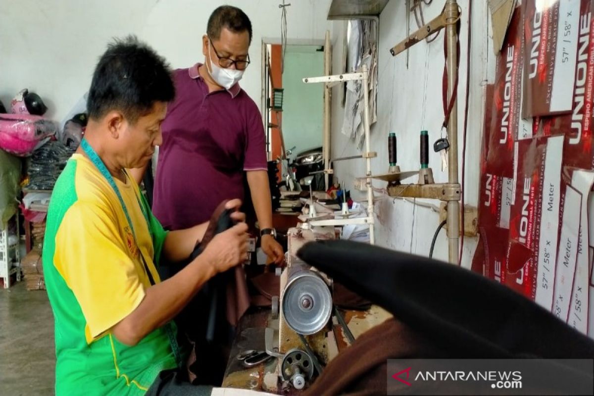 Usaha penjahit baju  di Medan masih bertahan bagus