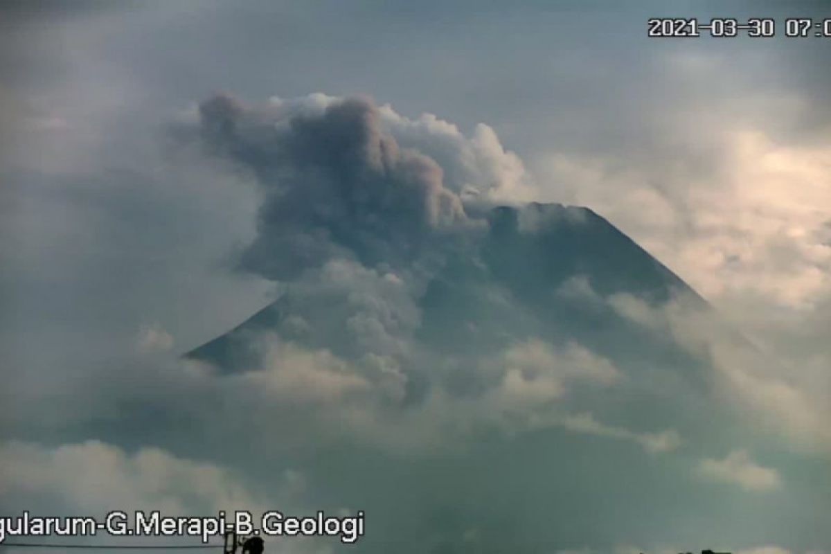 Mount Merapi releases searing clouds southward up to 1.5 kilometers