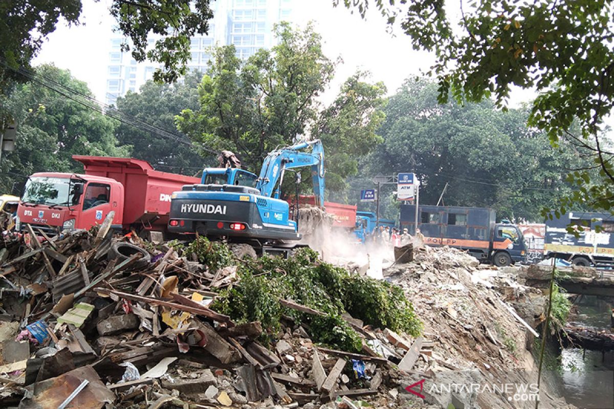 Satpol PP Jaksel tertibkan kios di pinggir saluran Kali Baru Tebet