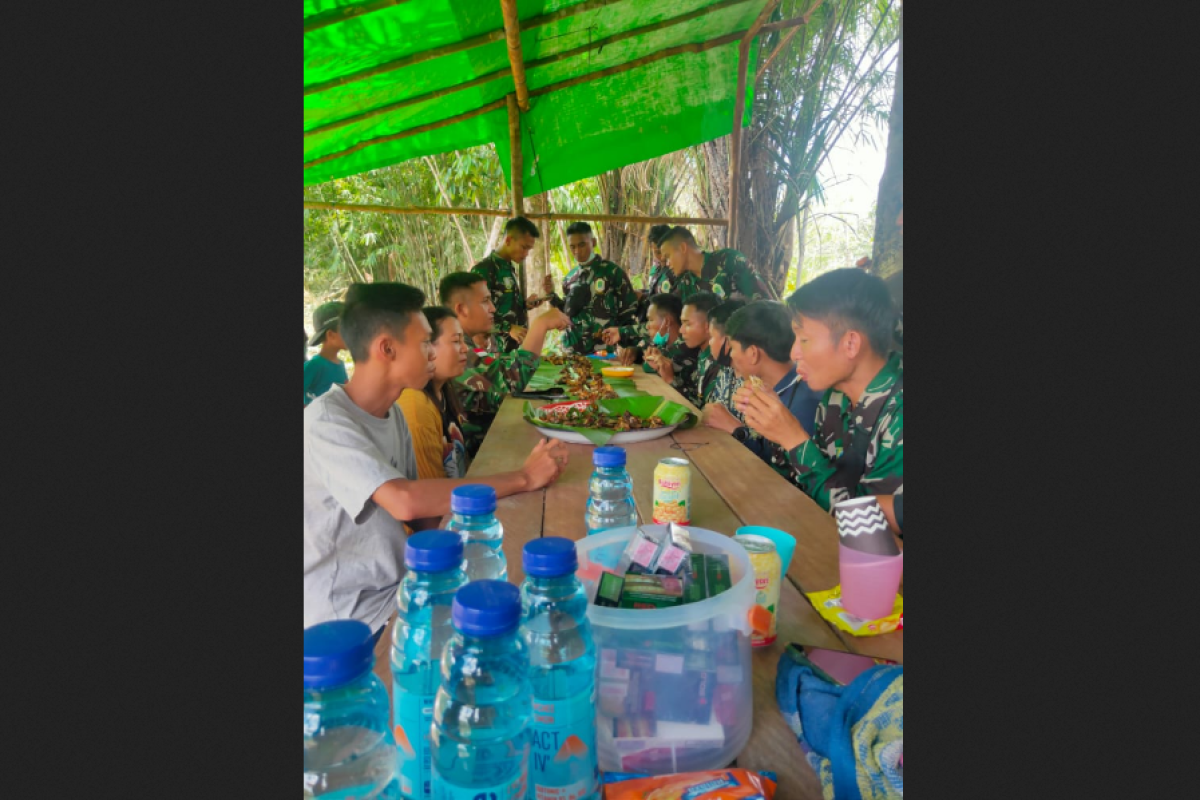 Makan bersama anggota TMMD dan warga tumbuhkan rasa kebersamaan