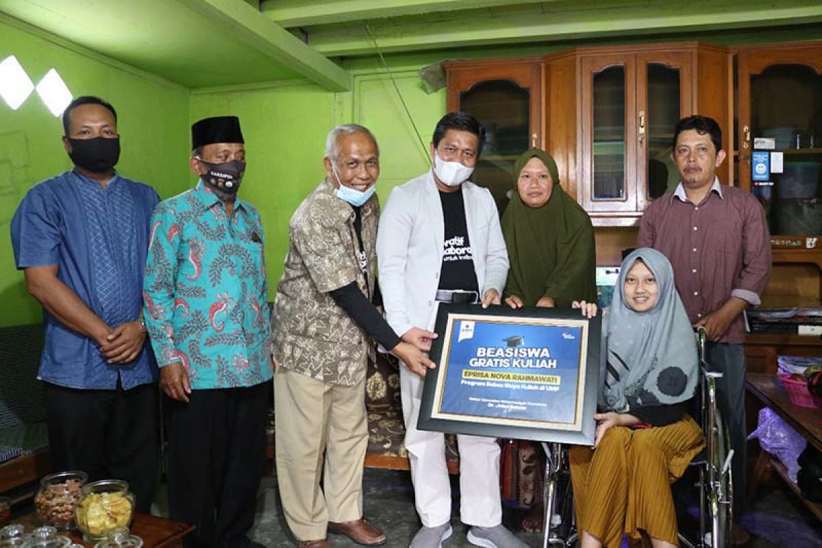 UMP berikan beasiswa kepada seorang penyandang disabilitas asal Banjarnegara
