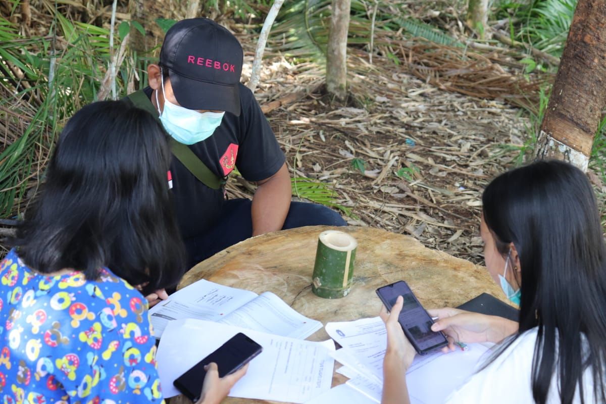 Anggota Satgas TMMD melihat anak Suka Ramai belajar di Bukit Manggis