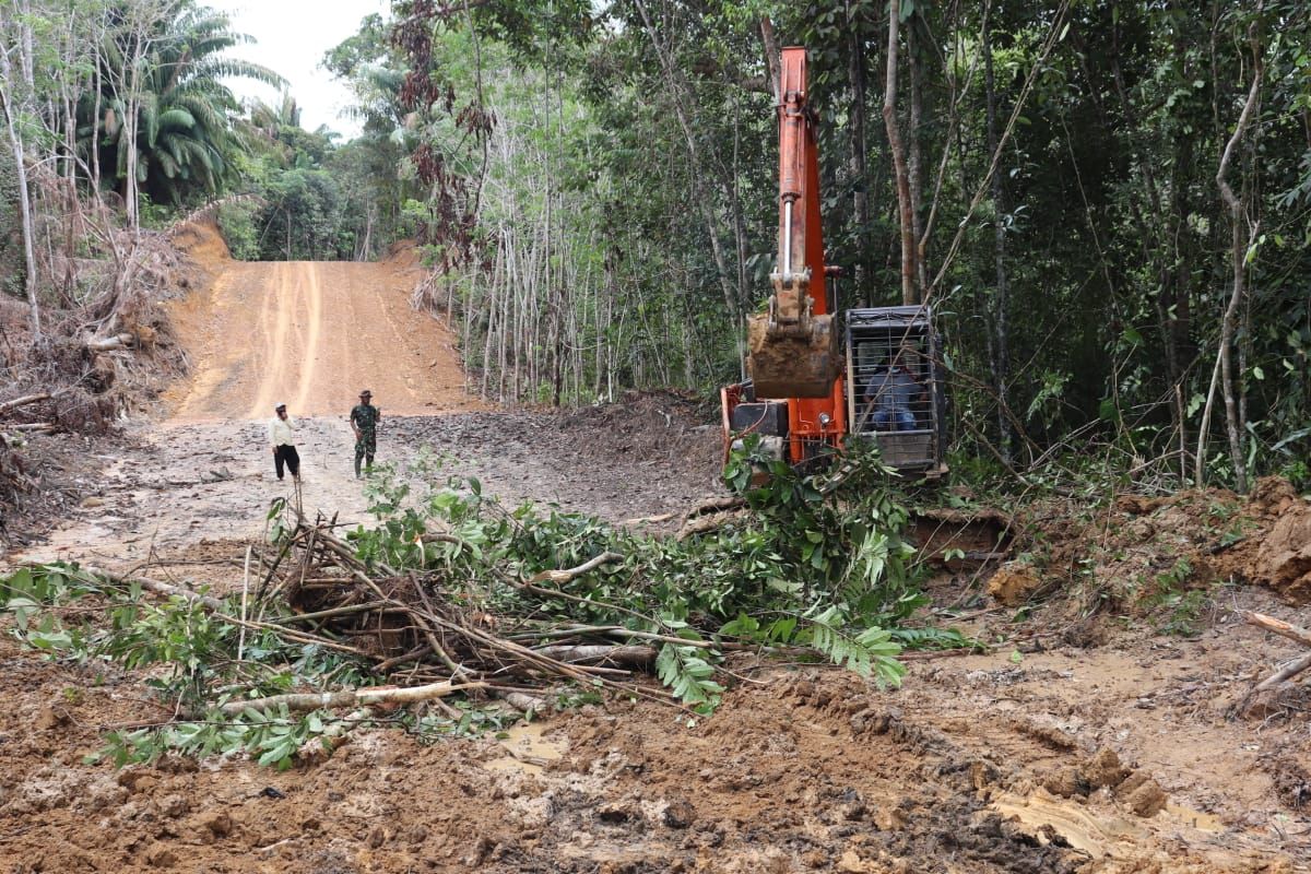 Alat berat Kodim 1206/PSB lakukan  Penimbunan jalan berlobang