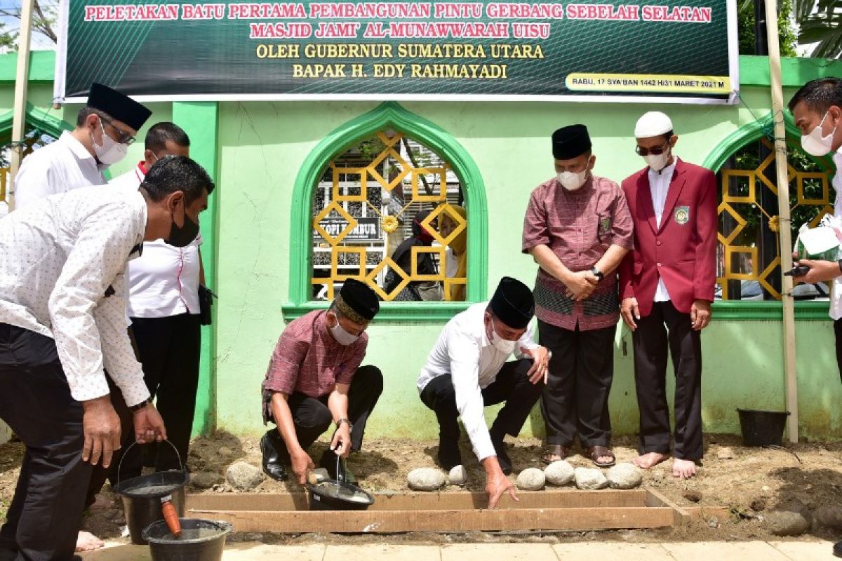 Gubsu hadiri peletakan batu pertama pintu selatan Mesjid UISU