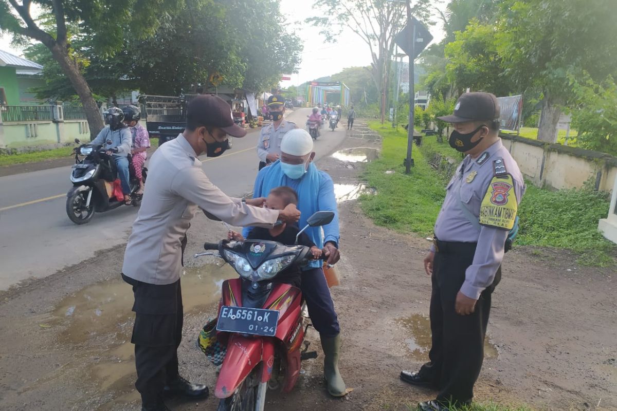 Kampung Sehat 2, Polsek Alas operasi yustisi serta bagikan masker gratis