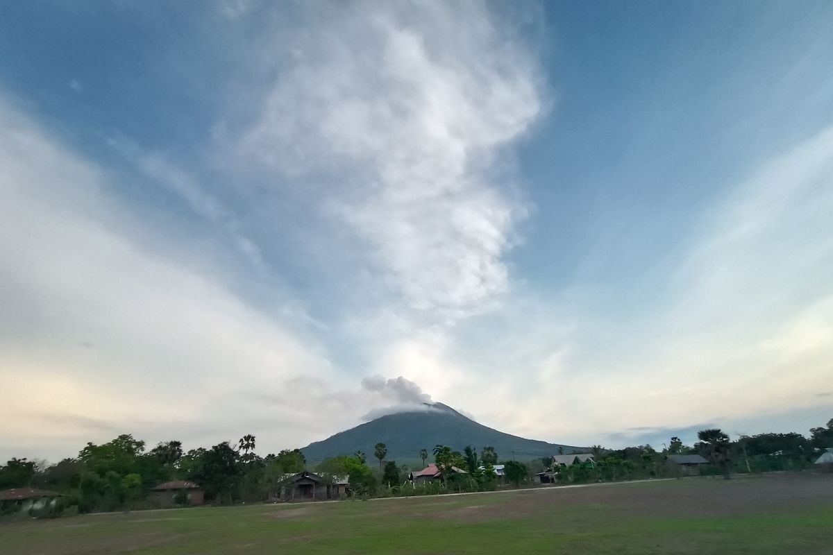 Mount Ili Lewotolok produces 19 eruptions