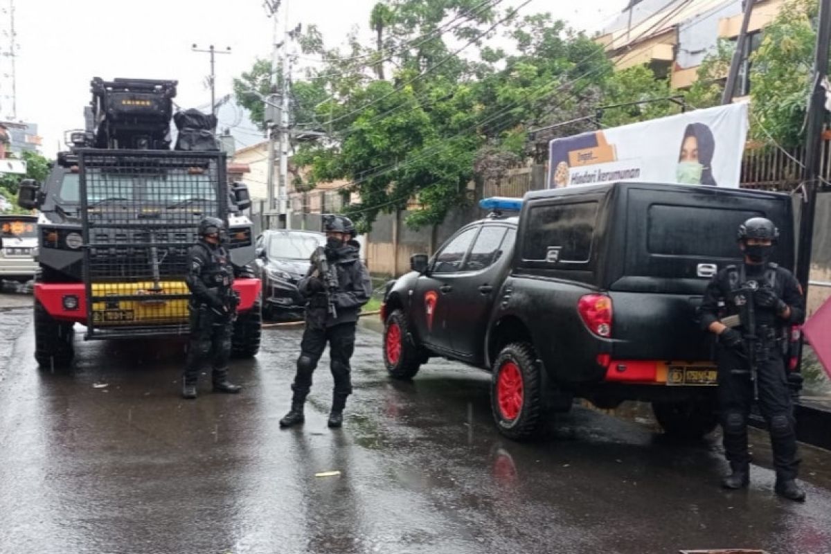 Tim Gegana Brimob Polda Sulsel amankan paket kardus misterius di Makassar