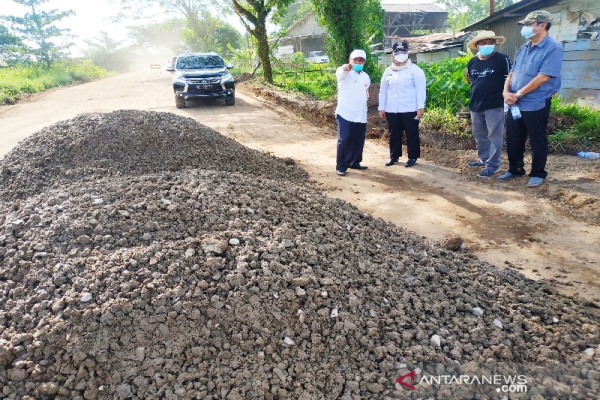 Prihatin jalan provinsi rusak parah, sopir di Sampit sumbang material