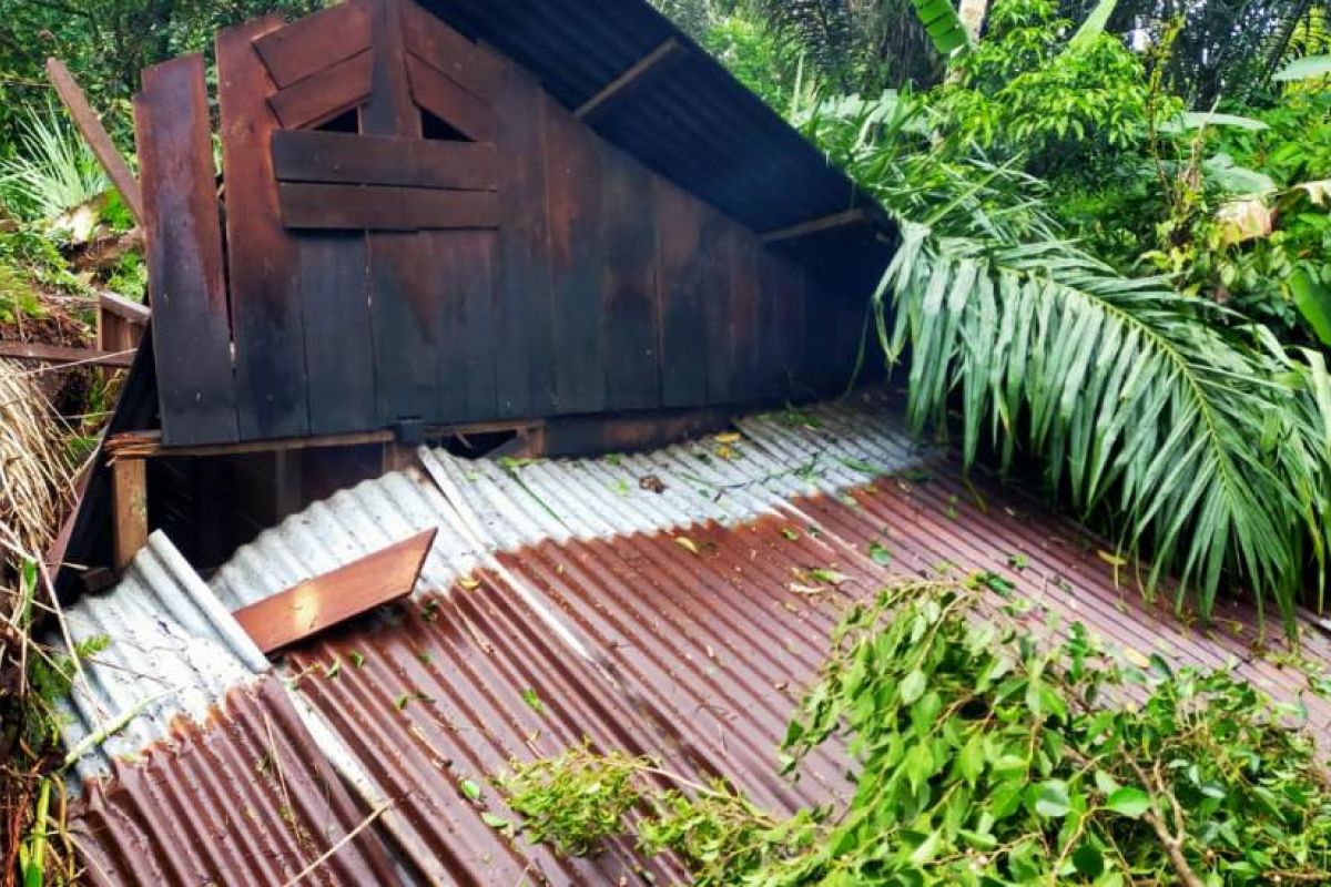 Angin puting beliung rusak rumah di 6 kecamatan di Tapteng