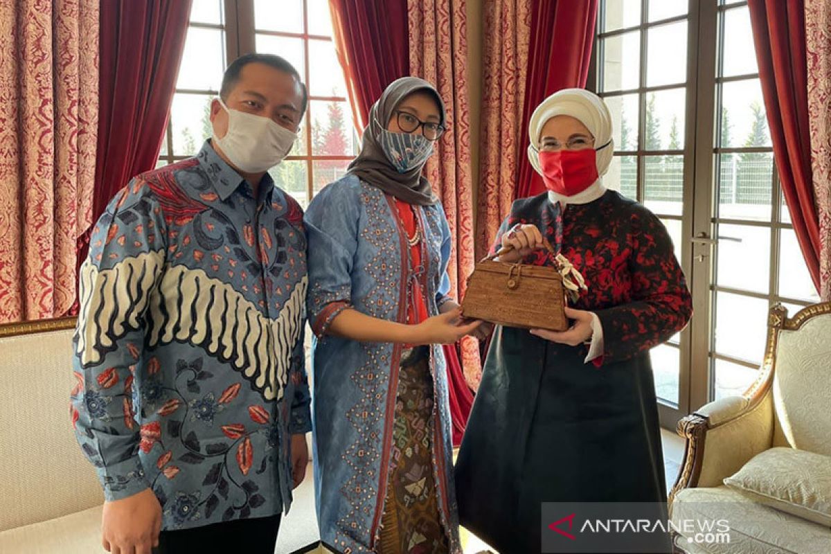 Ibu Negara Turki jatuh cinta pada batik, produk kerajinan Indonesia