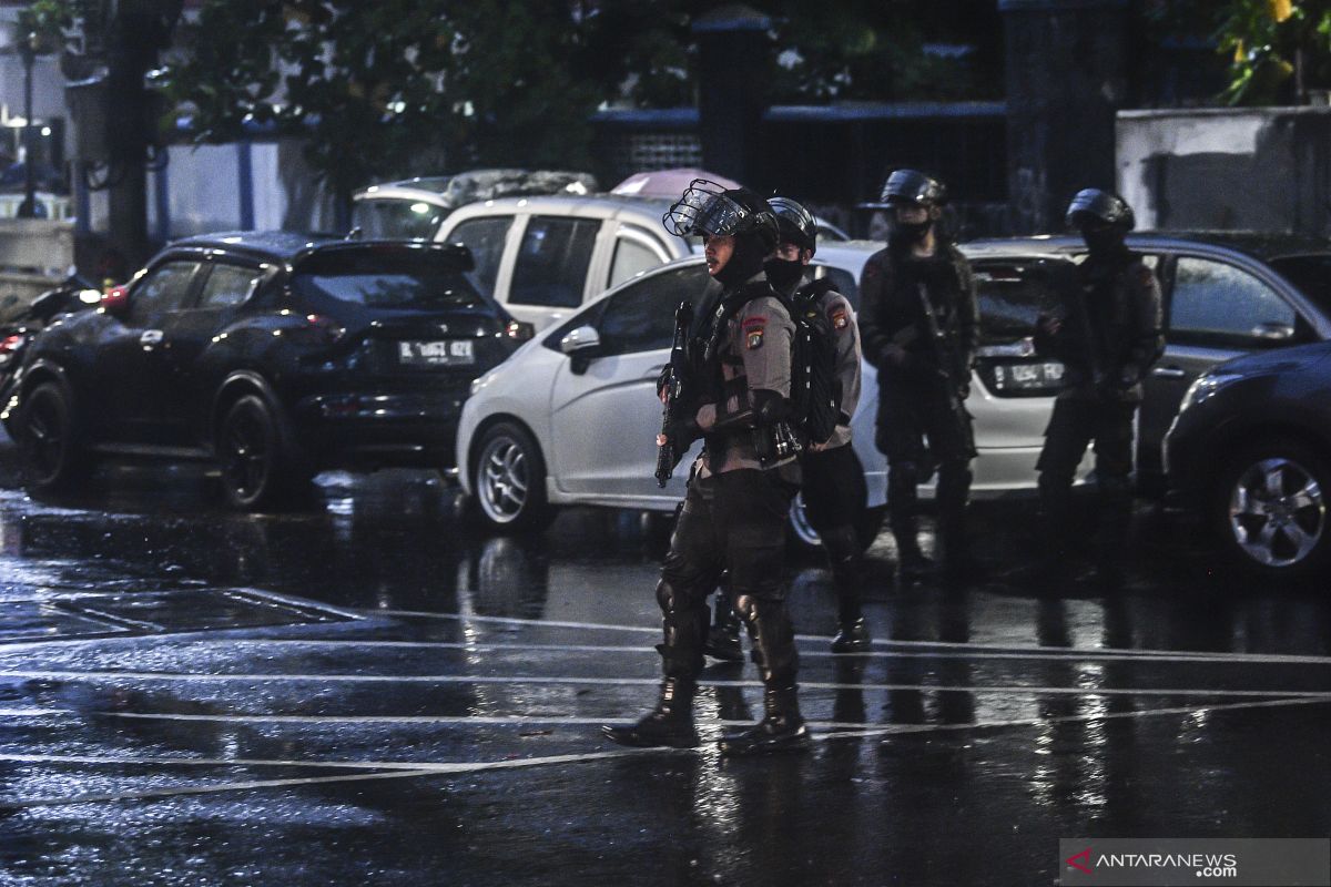 Pengamat militer sarankan  pengamanan semua kantor polisi diperketat