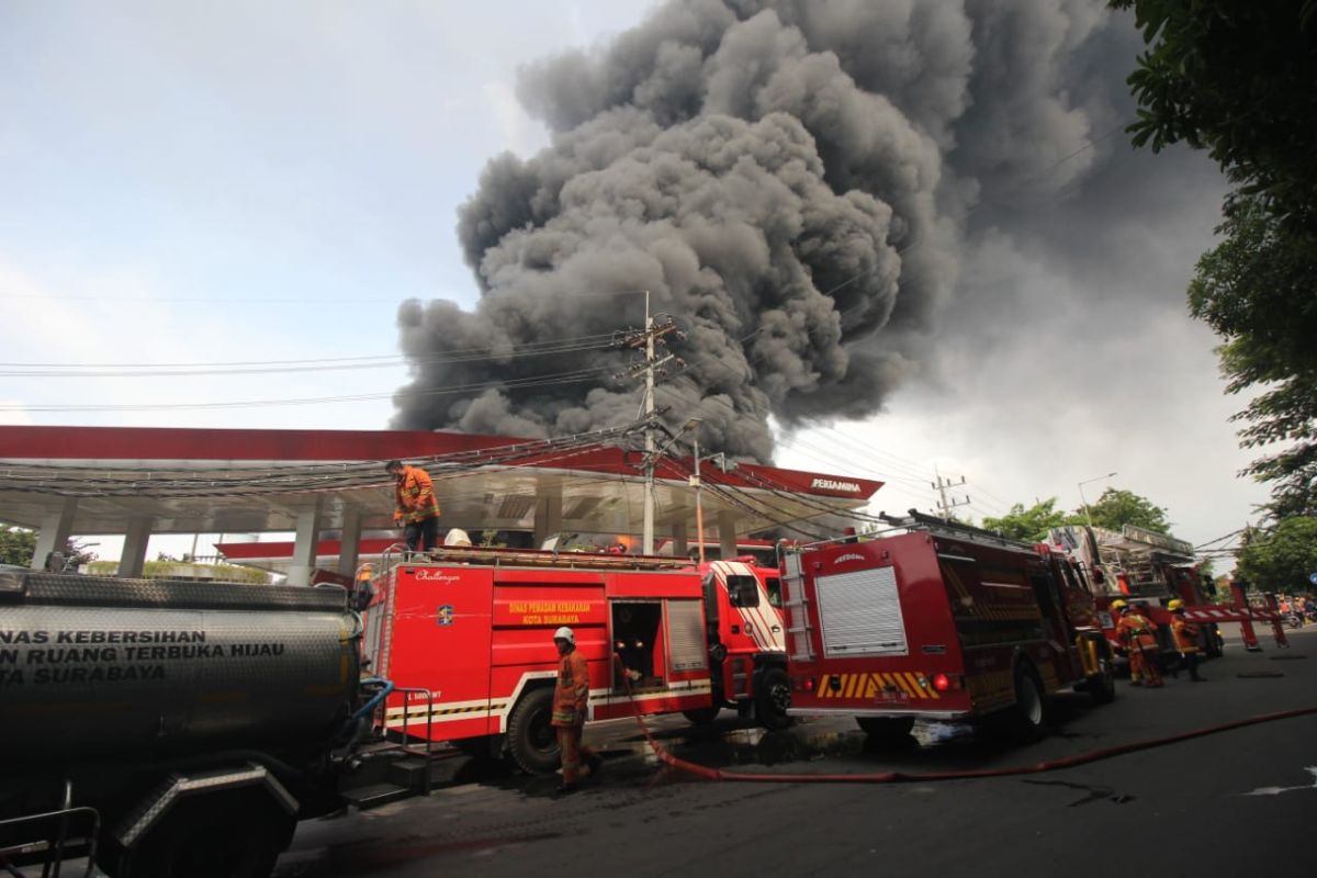 Pabrik dan Gudang penyimpanan palet plastik di Tandes Surabaya terbakar