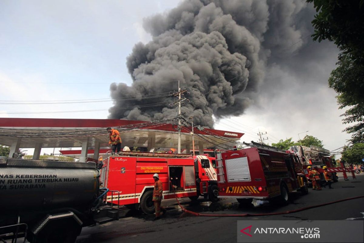 Gudang penyimpanan palet plastik di Tandes Surabaya terbakar