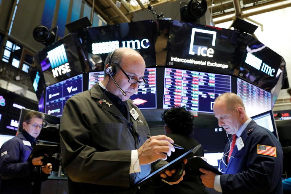 Wall Street merosot terseret teknologi dengan Dow terpangkas 104,41 poin