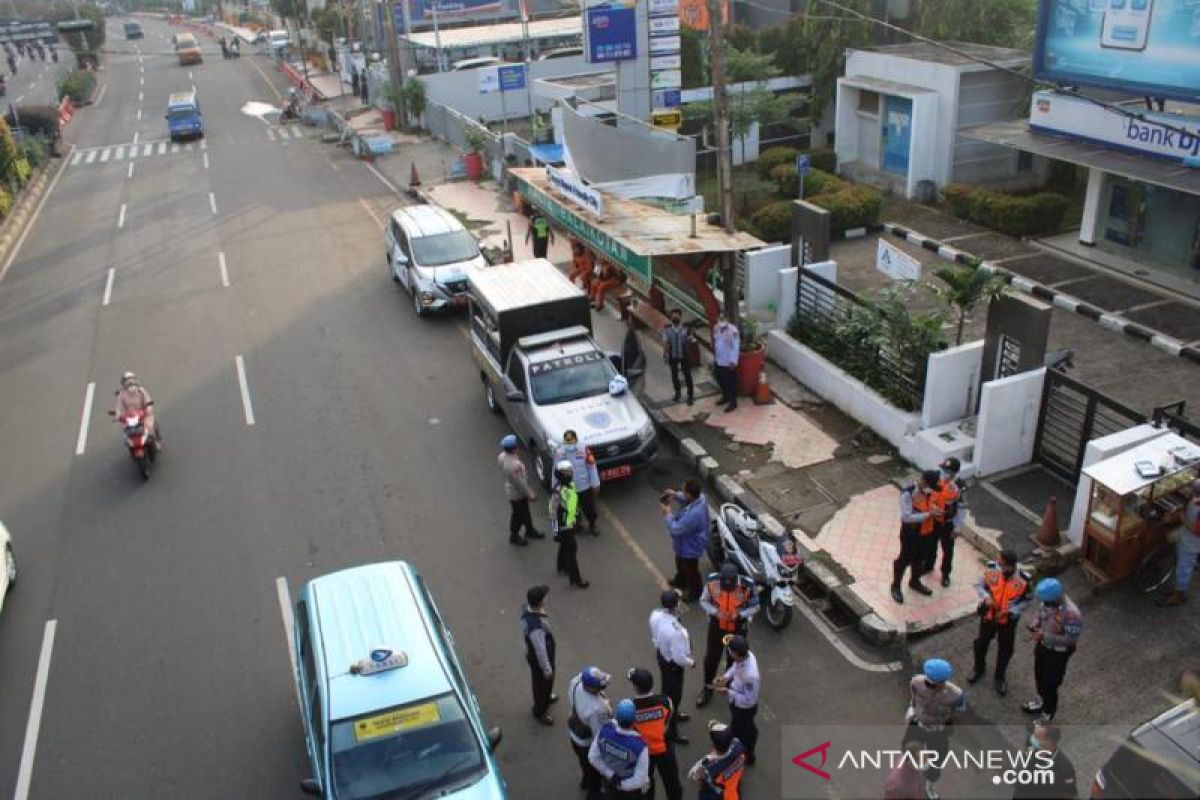 Parkir liar di Jalan Margonda Depok ditertibkan petugas