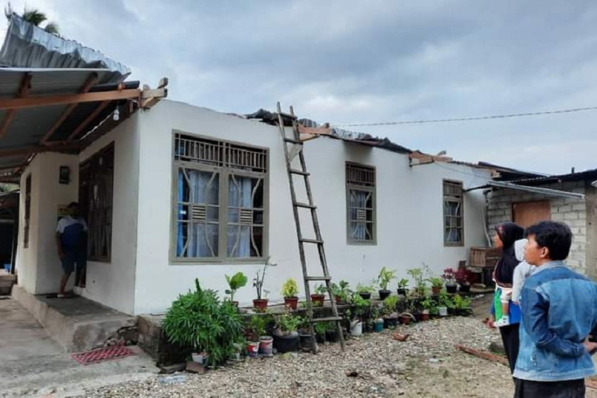 Angin kencang landa Kota Solok, ini akibatnya