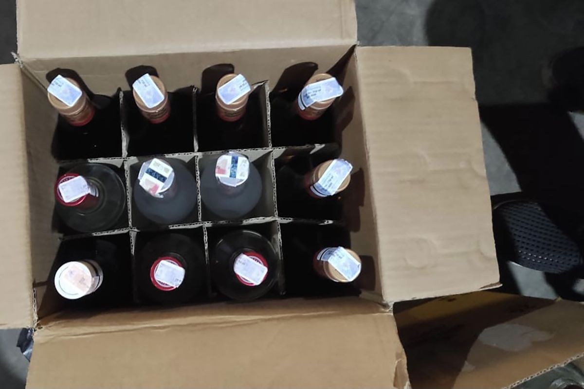 Bea Cukai Malang sita ratusan botol minuman keras tanpa izin