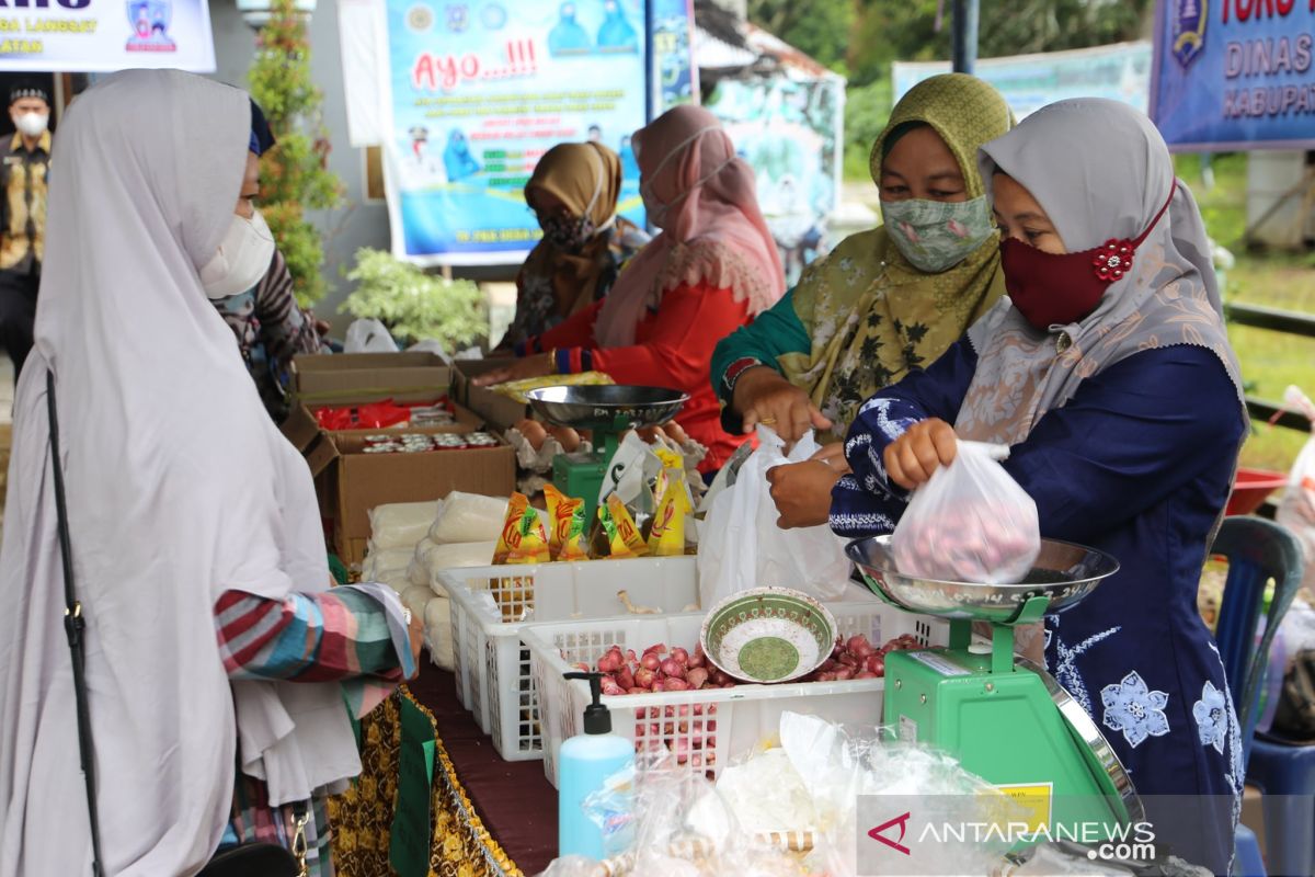 Warga Lokbinuang antusias sambut operasi pasar murah dan bazar TTI HSS