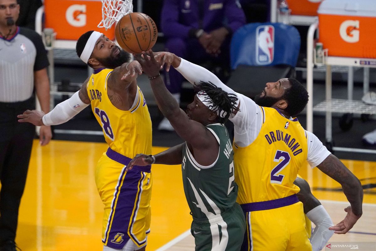 Milwaukee Bucks gusur Lakers di kandangnya