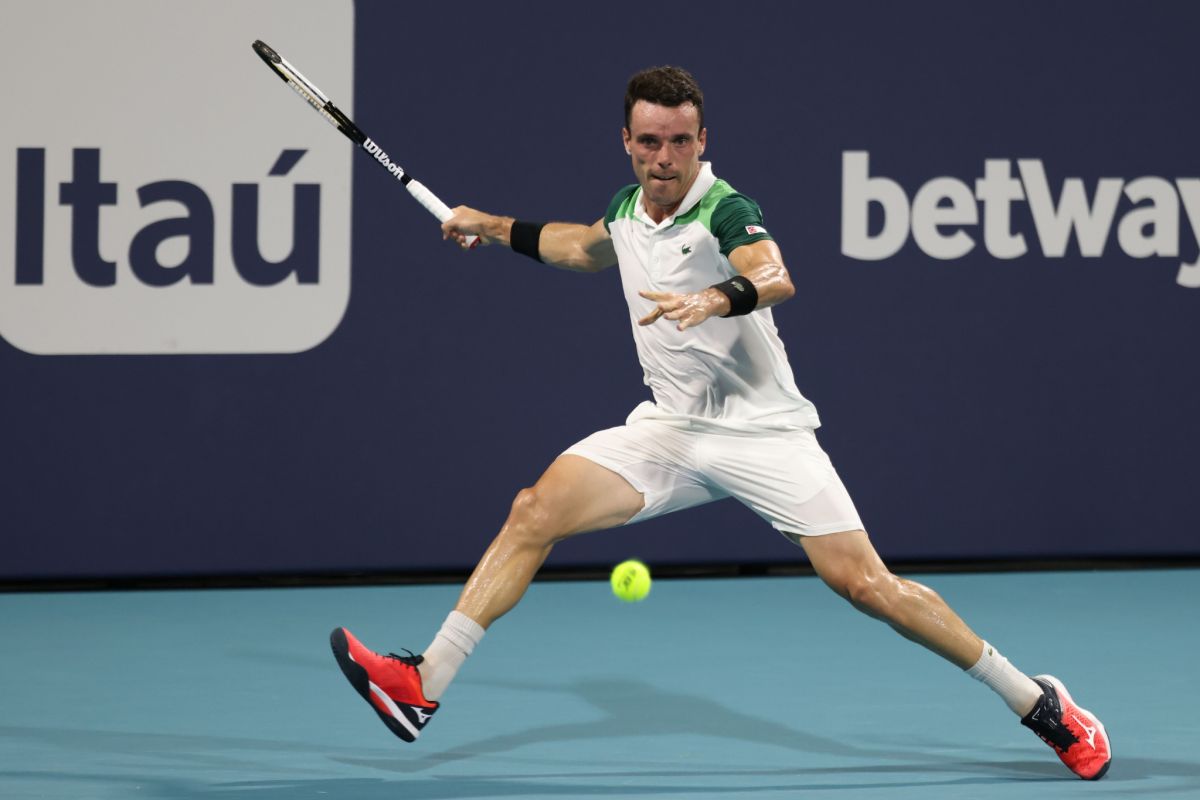 Agut singkirkan Medvedev pada perempat final Miami Open