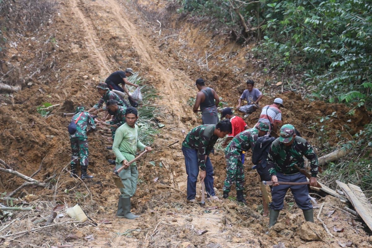 Satgas TMMD-110 Kodim 1206/PSB timbun jalan berlobang bersama masyarakat