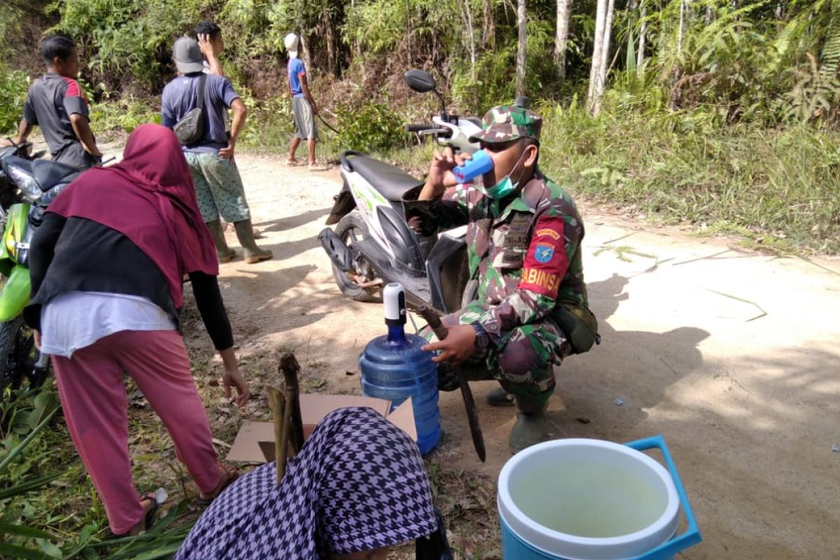 Ibu-ibu tukar pikiran bersama prajurit TMMD ke-110 Kodim 1206/PSB