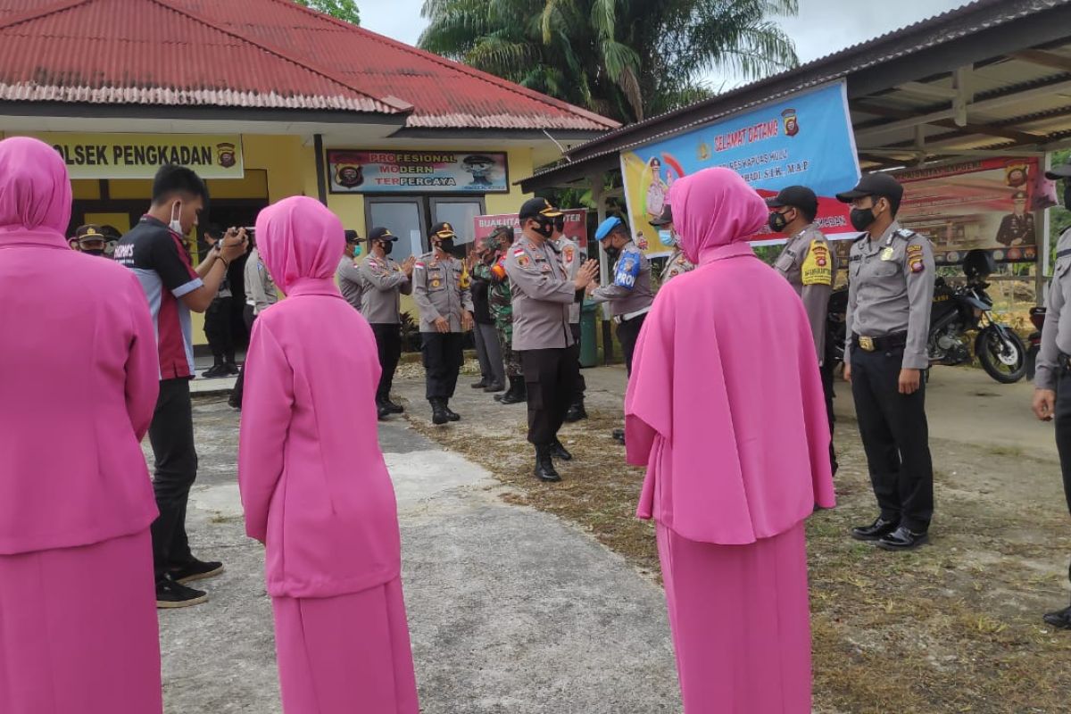 Forkomincam Pengkadan sambut Kapolres Kapuas Hulu di lokasi TMMD