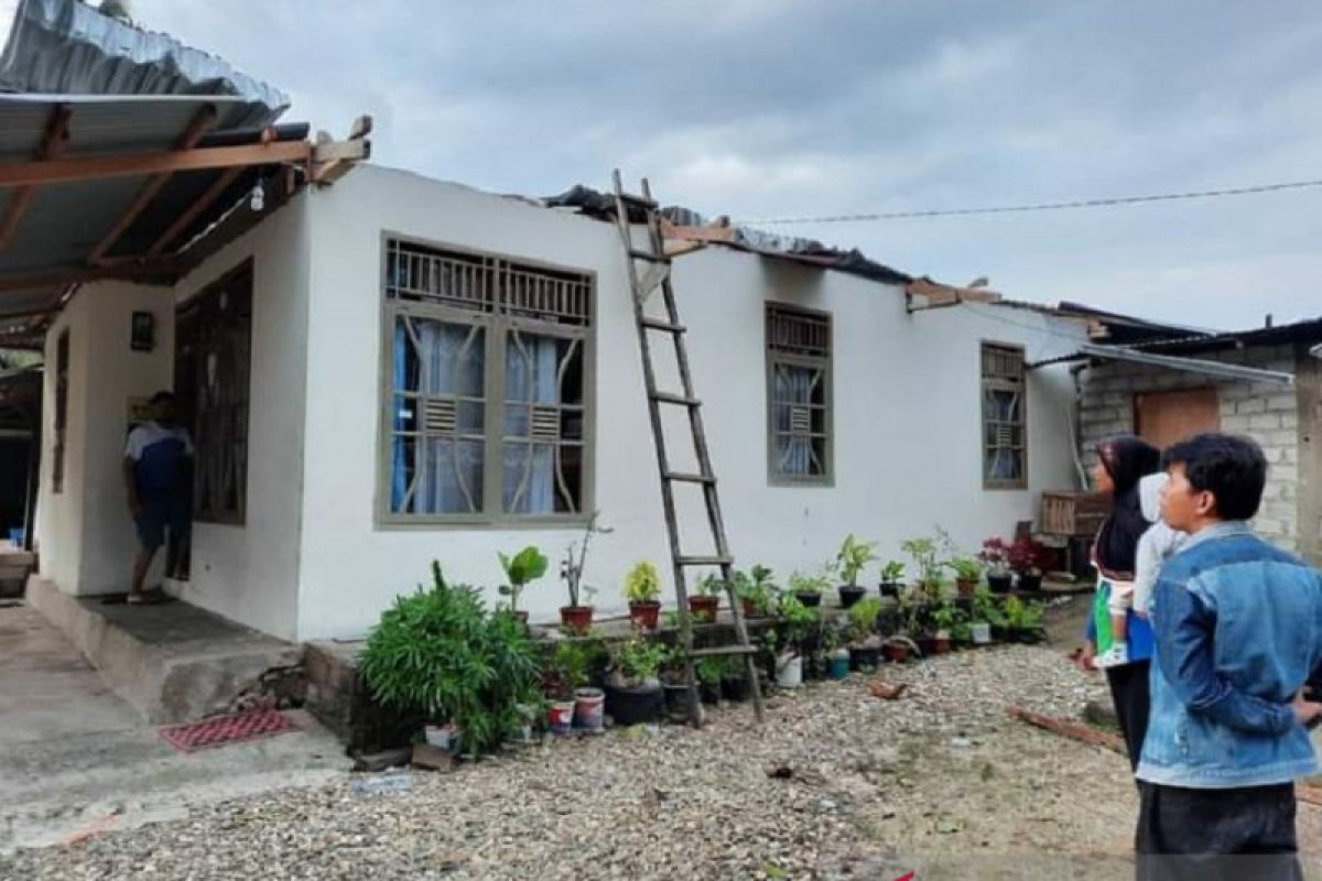 Sejumlah rumah warga di Kota Solok rusak akibat angin kencang