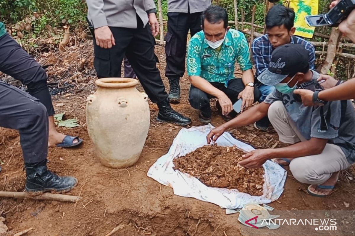 Tanah Laut Culture Agency secures bones in guci