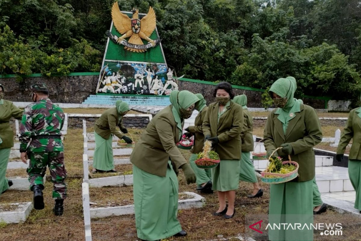 Persit KCK XXXIII Dim 1010 Rantau tabur bunga dan berdoa di makam pahlawan