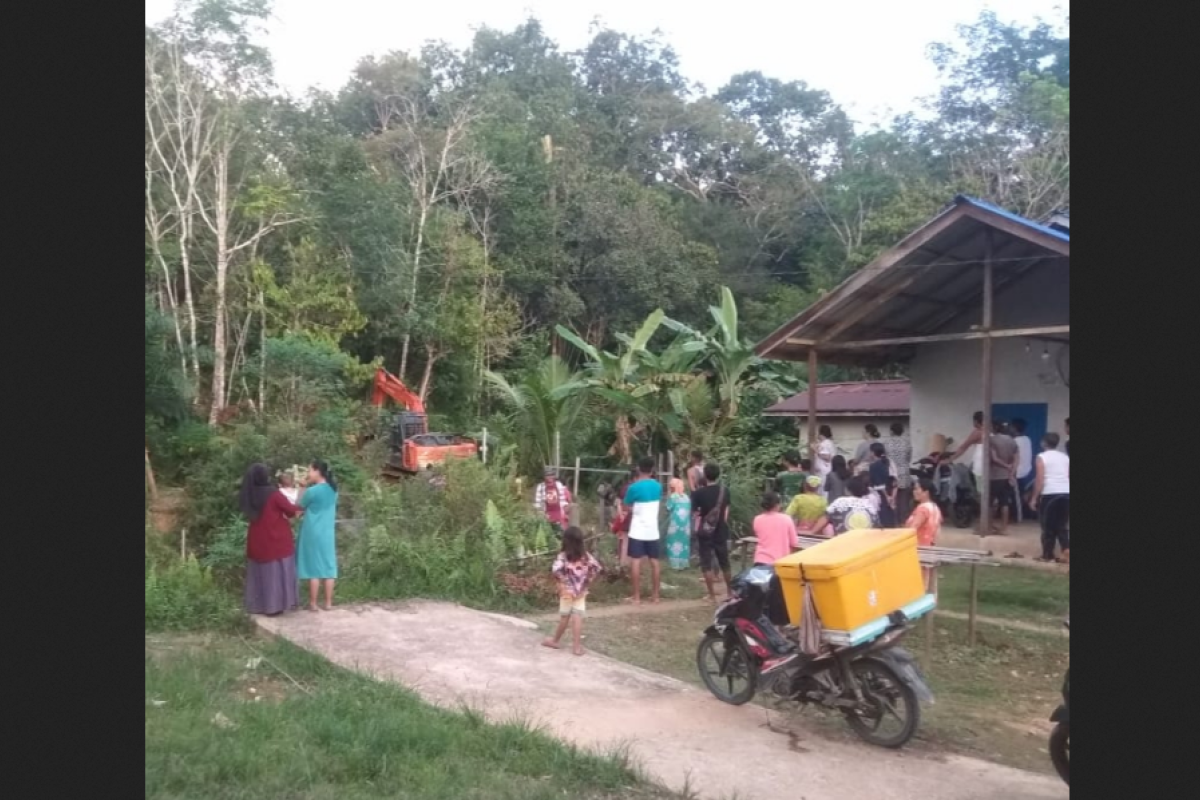 Kegiatan alat berat di lokasi TMMD  Kodim 1206/PSB jadi tontonan warga