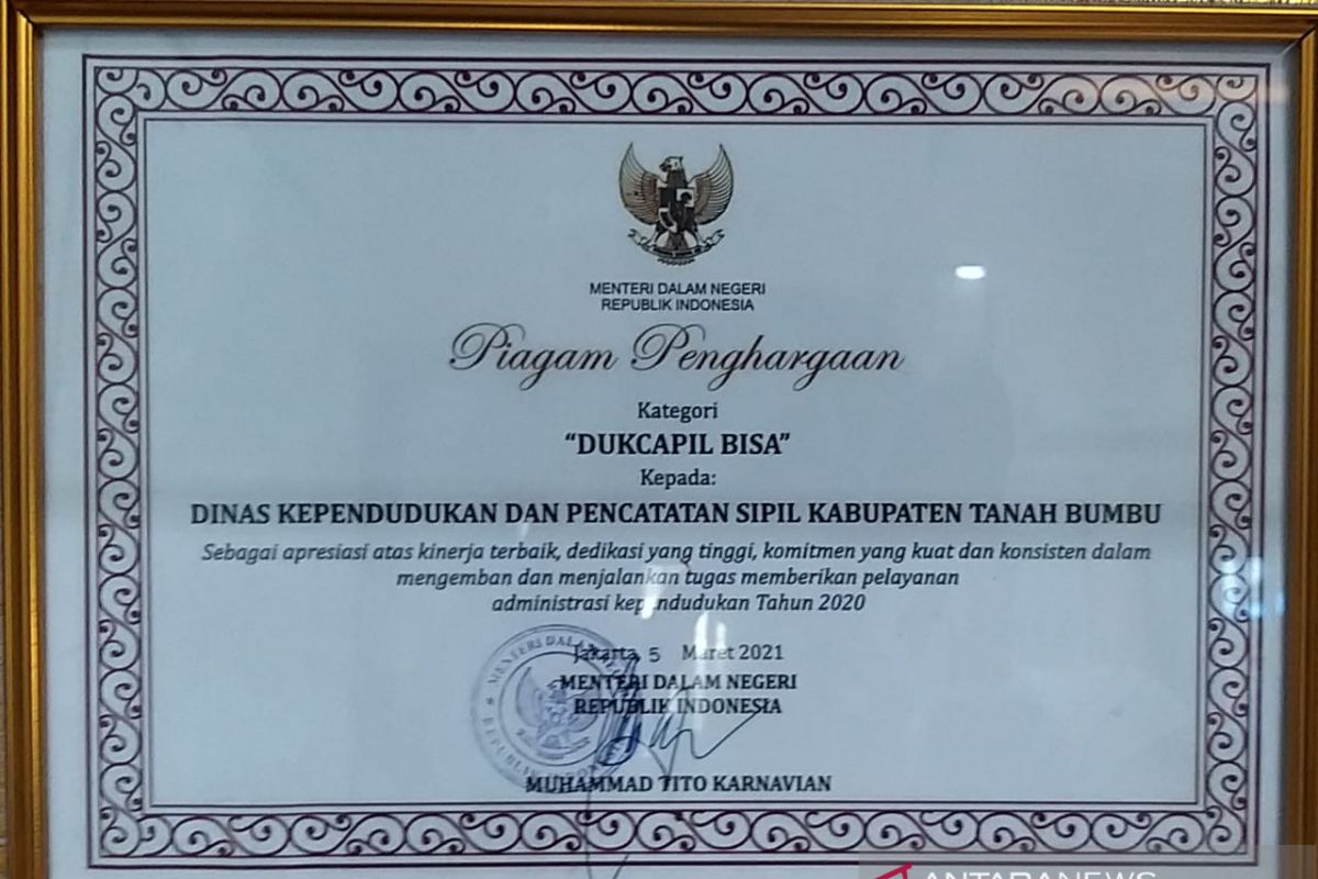 Banjarbaru, Tanah Bumbu receive best service award in population