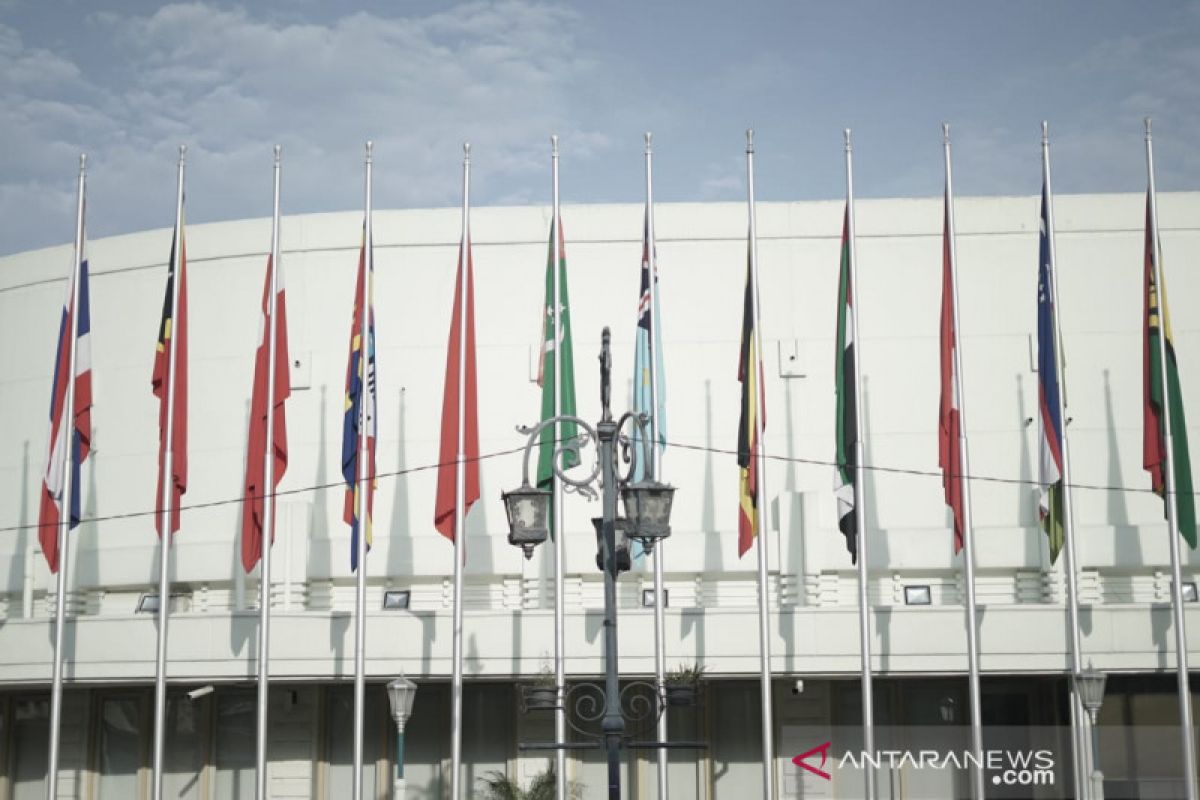 110 bendera dipasang di Gedung Merdeka Bandung peringati 66 tahun KAA