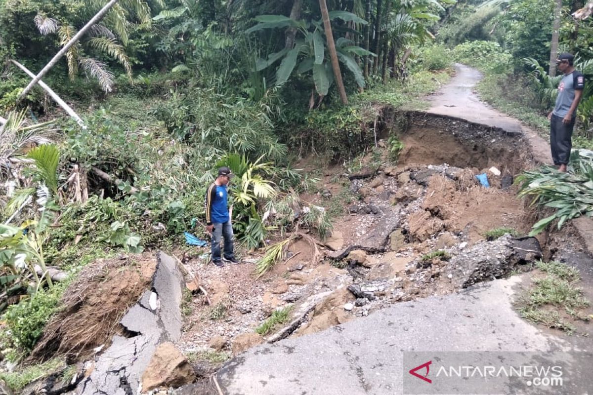 Jalan antar desa di Abdya putus akibat hujan deras