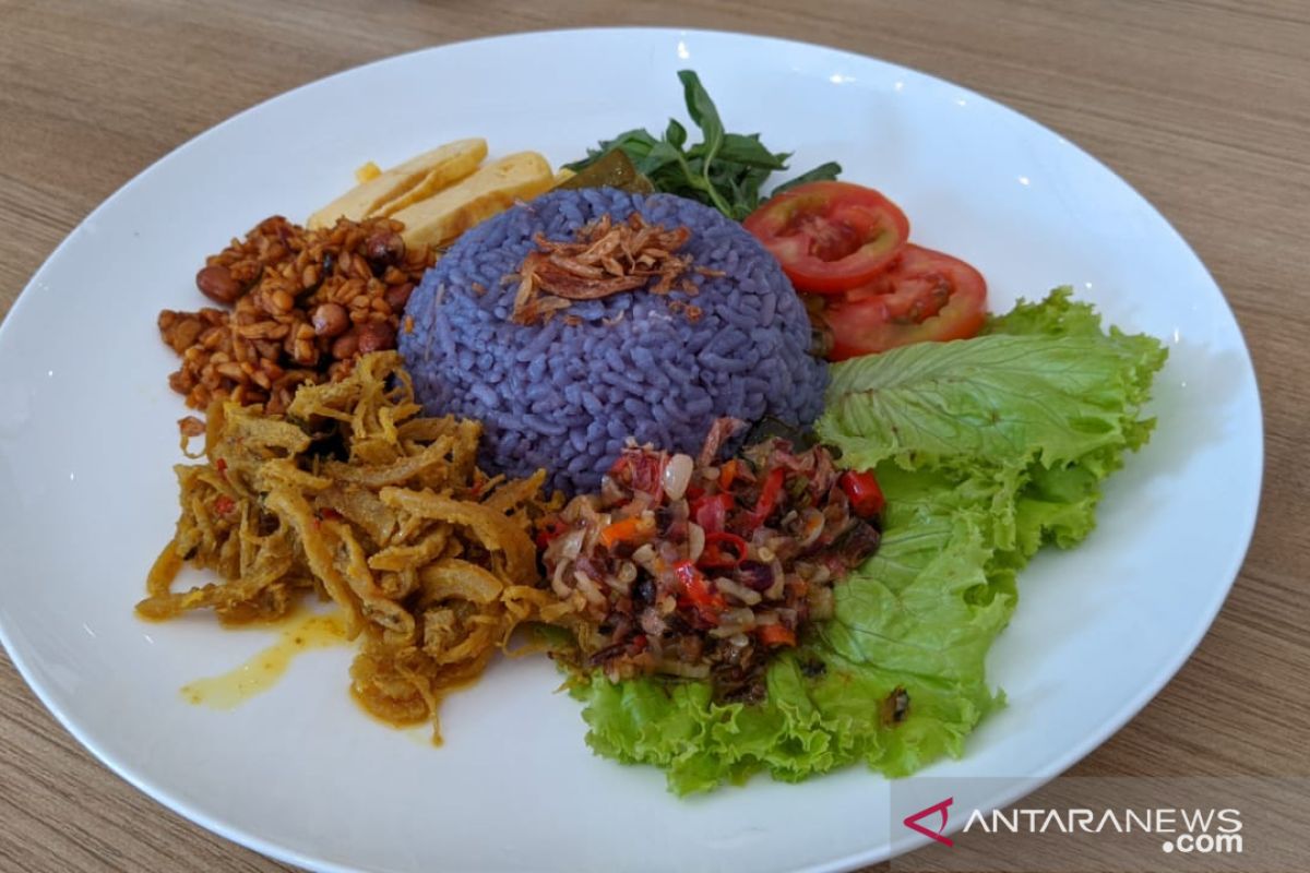 Nasi uduk ungu bunga telang, cantik di mata lezat di lidah