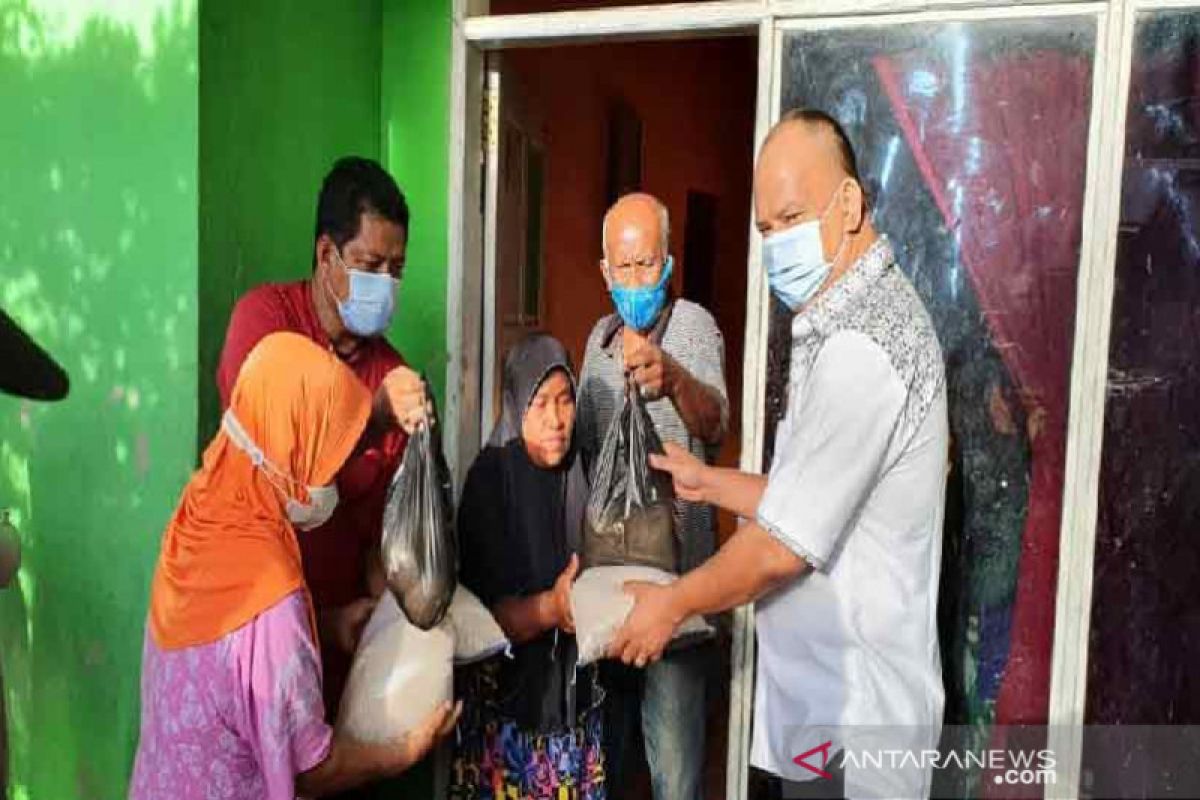 Anggota DPR  salurkan bantuan paket sembako untuk korban banjir di Sigi