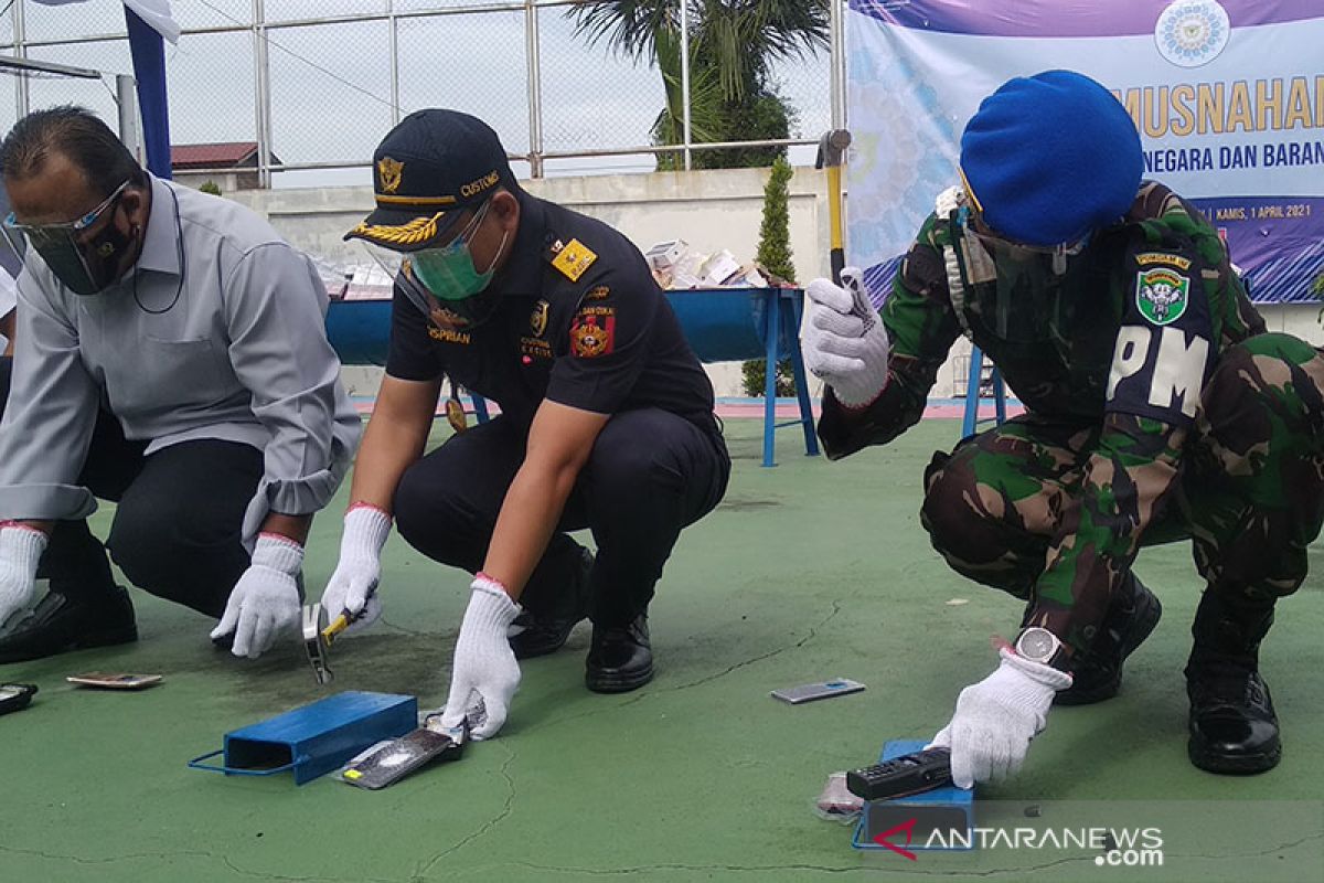 Bea Cukai Aceh musnahkan puluhan ribu batang rokok ilegal